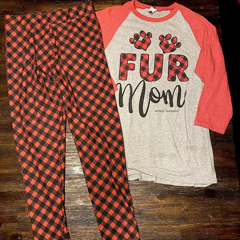 Simply Southern 2 piece shirt and leggings. Only worn a few times.
